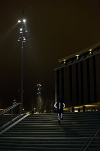 Jogger mit Reflektorspray bei Nacht